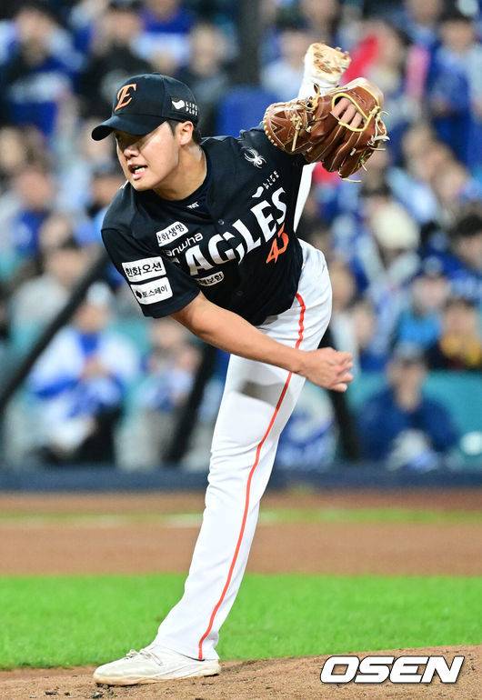 [OSEN=대구, 최규한 기자] 22일 대구 삼성라이온즈파크에서 ‘2025 신한 SOL Bank KBO리그’ 포스트시즌 플레이오프 4차전 삼성 라이온즈와 한화 이글스의 경기가 열렸다.삼성은 원태인, 한화는 정우주를 선발로 내세웠다.1회말 한화 선발 정우주가 힘차게 공을 뿌리고 있다. 2025.10.22 / dreamer@osen.co.kr