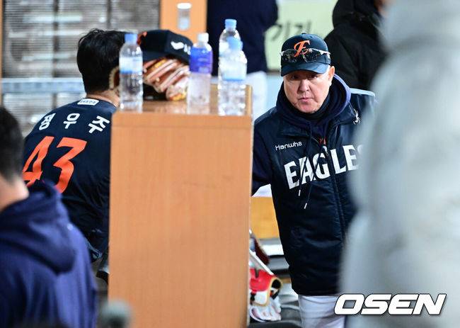 [OSEN=대구, 최규한 기자] 22일 대구 삼성라이온즈파크에서 ‘2025 신한 SOL Bank KBO리그’ 포스트시즌 플레이오프 4차전 삼성 라이온즈와 한화 이글스의 경기가 열렸다.삼성은 원태인, 한화는 정우주를 선발로 내세웠다.4회말 1사 1루 상황 한화 선발 정우주가 마운드를 내려온 뒤 김경문 감독과 인사를 나누고 있다. 2025.10.22 / dreamer@osen.co.kr