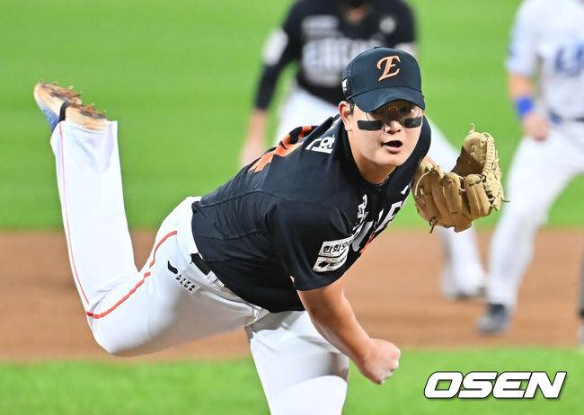 [OSEN=대구, 이석우 기자] 22일 대구 삼성라이온즈파크에서 2025 신한 SOL뱅크 KBO 플레이오프 삼성 라이온즈와 한화 이글스의 4차전 경기가 열렸다. 홈팀 삼성은 원태인이, 방문팀 한화는 정우주가 선발 투수로 출전했다.한화 이글스 김서현이 역투하고 있다. 2025.10.22 / foto0307@osen.co.kr