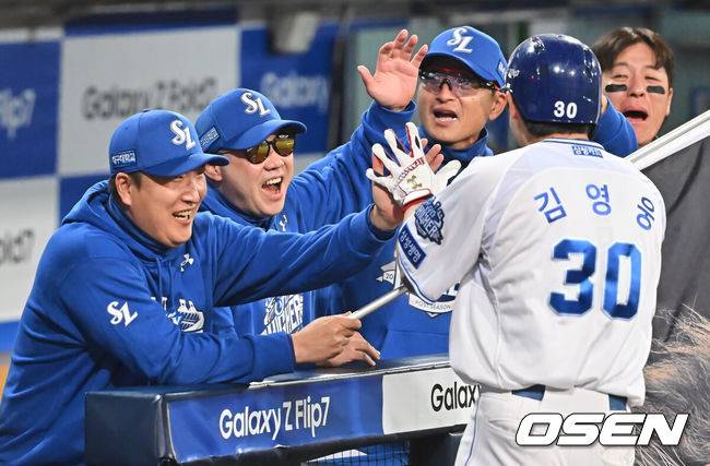[OSEN=대구, 이석우 기자] 22일 대구 삼성라이온즈파크에서 2025 신한 SOL뱅크 KBO 플레이오프 삼성 라이온즈와 한화 이글스의 4차전 경기가 열렸다. 홈팀 삼성은 원태인이, 방문팀 한화는 정우주가 선발 투수로 출전했다.삼성 라이온즈 김영웅이 7회말 1사 1,2루 우월 역전 3점 홈런을 치고 박진만 감독과 코치들의 축하를 받고 있다. 2025.10.22 / foto0307@osen.co.kr