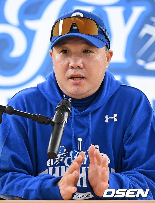 [OSEN=대구, 이석우 기자] 22일 대구 삼성라이온즈파크에서 2025 신한 SOL뱅크 KBO 플레이오프 삼성 라이온즈와 한화 이글스의 4차전 경기가 열린다. 홈팀 삼성은 원태인이, 방문팀 한화는 정우주가 선발 투수로 출전한다.삼성 라이온즈 박진만 감독이 기자회견을 하고 있다. 2025.10.22 / foto0307@osen.co.kr