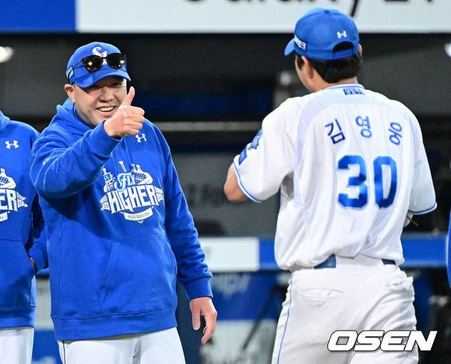 [OSEN=대구, 최규한 기자] 프로야구 삼성 라이온즈가 김영웅의 대활약에 힘입어 플레이오프를 5차전으로 끌고 간다.삼성은 22일 대구 삼성 라이온즈파크에서 열린 '2025 신한 SOL뱅크 KBO리그' 포스트스진 플레이오프 4차전 한화 이글스와의 경기에서 7-4로 역전승을 거뒀다. 이로써 삼성은 시리즈 전적 2승2패를 만들며 승부를 5차전까지 끌고 갔다. 이날 김영웅이 동점 스리런 홈런과 역전 스리런 홈런을 연달아 뽑아내며 승리를 이끌었다. 경기를 마치고 승리한 삼성 박진만 감독과 김영웅이 인사를 나누고 있다. 2025.10.22 / dreamer@osen.co.kr