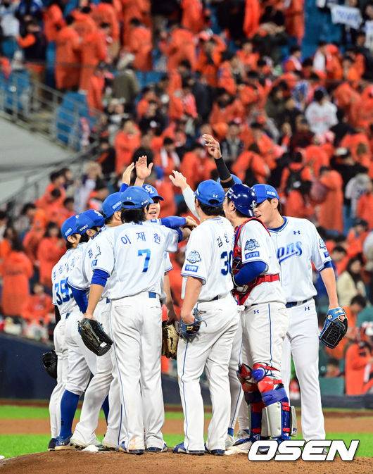 [OSEN=대구, 조은정 기자]프로야구 삼성 라이온즈가 아직 플레이오프는 끝나지 않았다고 외쳤다. 김영웅의 미친 대활약에 힘입어 시리즈를 5차전으로 끌고 간다.삼성은 22일 대구 삼성 라이온즈파크에서 열린 '2025 신한 SOL뱅크 KBO리그' 포스트스진 플레이오프 4차전 한화 이글스와의 경기에서 7-4로 역전승을 거뒀다. 이로써 삼성은 시리즈 전적 2승2패를 만들며 승부를 5차전까지 끌고 갔다. 5차전은 오는 24일 대전 한화생명볼파크에서 열린다. 이날 김영웅이 동점 스리런 홈런과 역전 스리런 홈런을 연달아 뽑아내며 승리를 이끌었다. 김영웅은 이날 6타점을 더하면서 2017년 두산 오재일과 함께 단일 플레이오프 최다 타점(12타점) 타이를 이뤘다.삼성이 승리를 기뻐하고 있다. 2025.10.22 /cej@osen.co.kr
