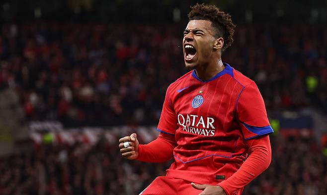 파리 생제르맹 데지레 두에가 22일 독일 레버쿠젠의 바이 아레나에서 열린 레버쿠젠과 2025~2026 UCL 리그 페이즈 3차전에서 골을 터뜨린 뒤 포효하고 있다. 레버쿠젠=AFP연합뉴스