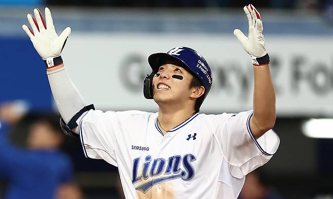22일 대구삼성라이온즈파크에서 열린 2025 KBO 포스트시즌 플레이오프 한화 이글스 대 삼성 라이온즈 4차전. 7회 말 1사 1,2루 때 삼성 김영웅이 3점 홈런을 친 후 기뻐하고 있다. 연합뉴스