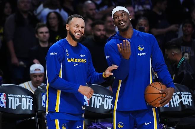 골든스테이트 워리어스 스테픈 커리와 지미 버틀러가 22일(한국시간) 미국 캘리포니아주 로스앤젤레스 크립토닷컴 아레나에서 열린 2025~26 NBA 정규시즌 서부 콘퍼런스 개막전 LA 레이커스와의 원정 경기를 앞두고 대화하고 있다. AP 연합뉴스