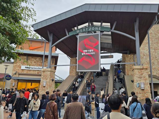 지난해 10월 슈퍼 새터데이 기간 고객들이 여주 프리미엄 아울렛에서 쇼핑하고 있다. 사진 제공=신세계사이먼