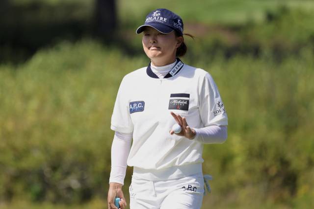 퍼팅을 마치고 갤러리에게 인사하고 있는 고진영. 사진 제공=AP연합뉴스