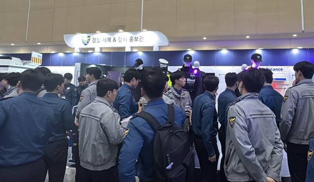 22일 인천 송도에서 열린 국제치안산업대전에서 새로 공개된 경찰 근무복에 관심이 쏠리고 있다. 이유진 기자