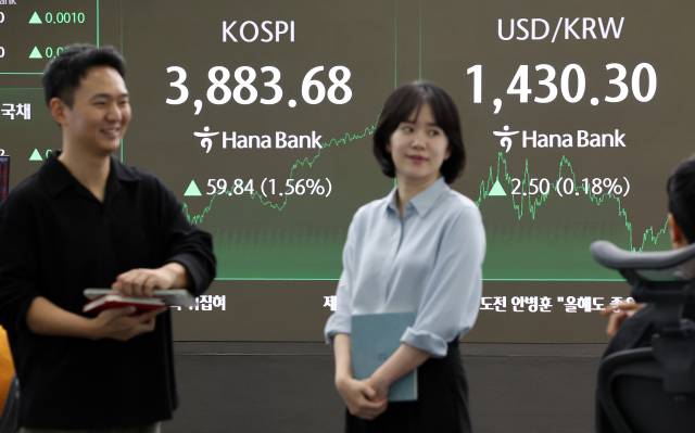 22일 서울 중구 하나은행 딜링룸 현황판에 코스피 지수, 원달러 환율 등이 표시되고 있다. 연합뉴스