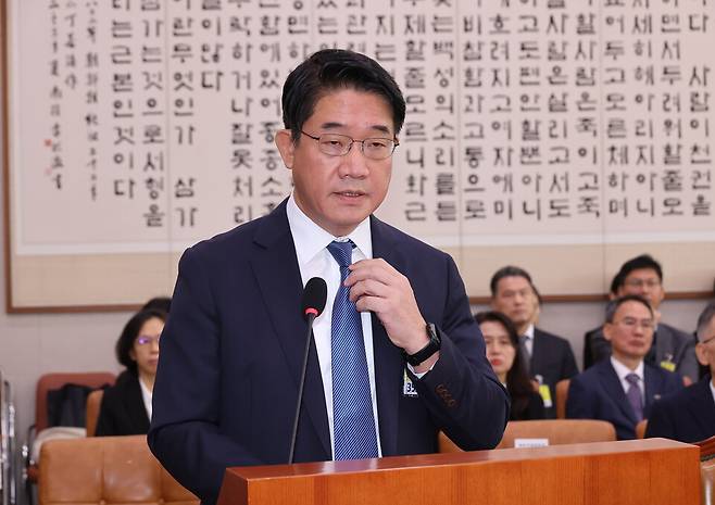 이흥권 제주지방법원장이 10월21일 서울 여의도 국회 법제사법위원회에서 열린 국정감사에서 의원 질의에 답하고 있다. ⓒ 연합뉴스