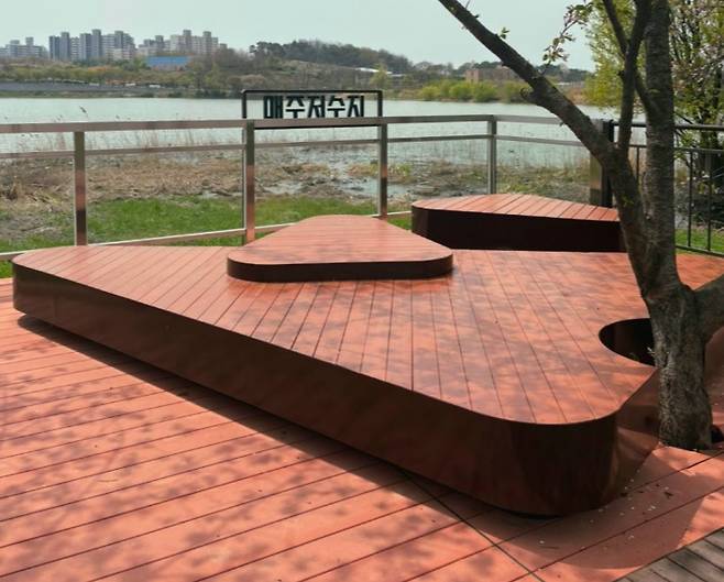 서북구 성환읍 매주저수지에 설치한 '천안시 평상' ⓒ천안시 제공