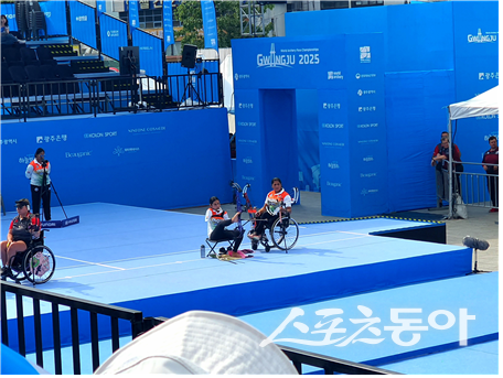 인도 선수가  입으로 활시위를 당기고 있다. 사진 제공｜김물결 학생기자