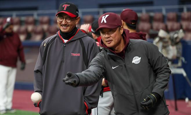 강병식 SSG 타격코치(오른쪽)가 키움 코치를 맡았던 2019년 선수들과 인사하고 있다. 경향신문 DB