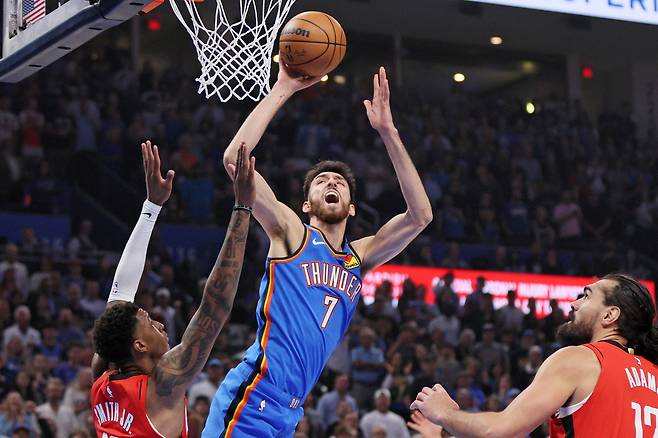 쳇 홈그렌이 22일 미국 오클라호마주 오클라호마시티 페이컴 센터에서 열린 휴스턴과 2025~2026 미국프로농구 정규리그 개막전에서 슛을 하고 있다.  오클라호마시티 | AP연합뉴스