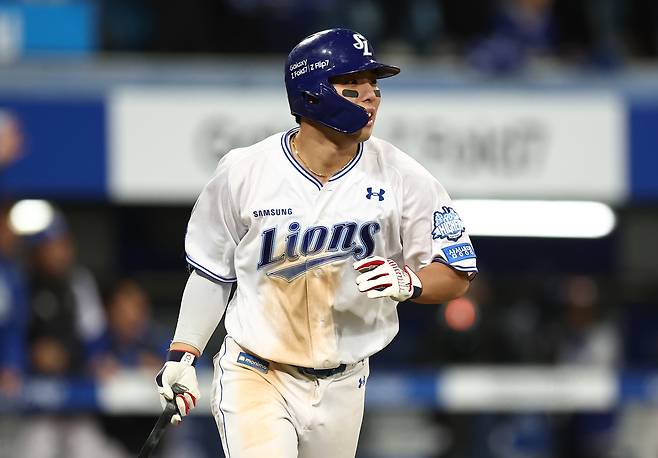 22일 대구삼성라이온즈파크에서 열린 2025 KBO 포스트시즌 플레이오프 한화 이글스 대 삼성 라이온즈 4차전. 7회 말 1사 1,2루 때 삼성 김영웅이 3점 홈런을 치고 있다. 2025.10.22 연합뉴스