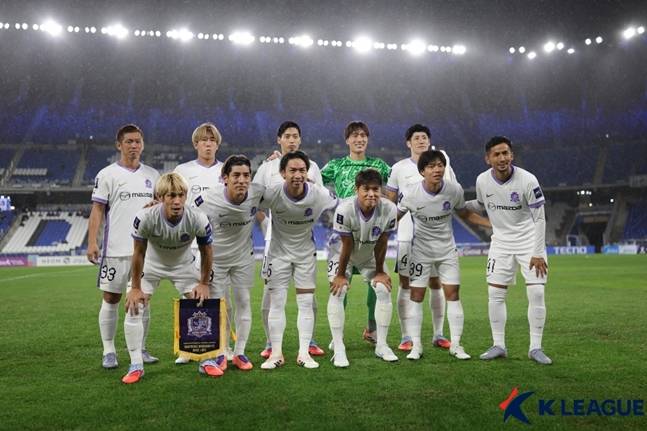 21일 울산전을 앞두고 히로시마 선수들이 기념 촬영을 하고 있는 모습. /사진=한국프로축구연맹
