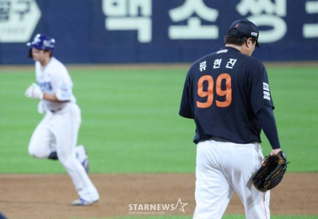 한화 류현진이 21일 열린 2025 KBO 플레이오프 3차전에서 4회말 1사 1,2루에서 삼성 김영웅에게 역전 3점 홈런을 얻어맞고 고개를 숙이고 있다. /사진=김진경 대기자