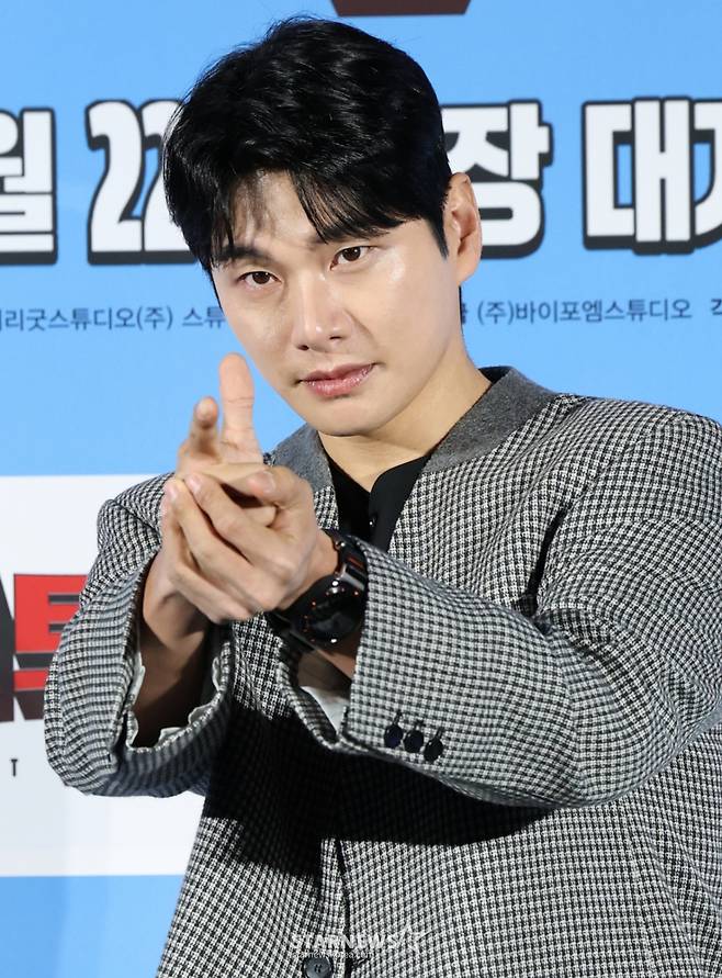 (서울=뉴스1) 권현진 기자 = 배우 이이경이 27일 서울 용산구 CGV 용산점에서 열린 영화 '히트맨2' 제작보고회에 참석해 포즈를 취하고 있다.  '히트맨2'는 대히트 흥행 작가에서 순식간에 '뇌절작가'로 전락한 '준'(권상우 분)이 야심차게 선보인 신작 웹툰을 모방한 테러가 발생하고, 하루아침에 범인으로 몰리면서 벌어지는 코믹 액션 영화이다. 2024.12.27/뉴스1  Copyright (C) 뉴스1. All rights reserved. 무단 전재 및 재배포,  AI학습 이용 금지. /사진=(서울=뉴스1) 권현진 기자