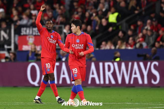 22일(한국시간) 독일 레버쿠젠의 바이 아레나에서 열린 레버쿠젠과의 2025~2026 유럽축구연맹(UEFA) 챔피언스리그 리그 페이즈 3차전 원정경기에 교체로 나선 파리 생제르맹(PSG) 이강인(오른쪽). /AFPBBNews=뉴스1