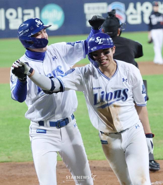 2025 KBO리그 플레이오프 4차전 삼성 라이온즈 대 한화 이글스전이 22일 대구 삼성라이온즈파크에서 열렸다.  삼성 김영웅이 6회에 이어 7회말 2사 1,2루애서 역전 3점 홈런을 날리고 홈인하고 있다. /사진=김진경 대기자