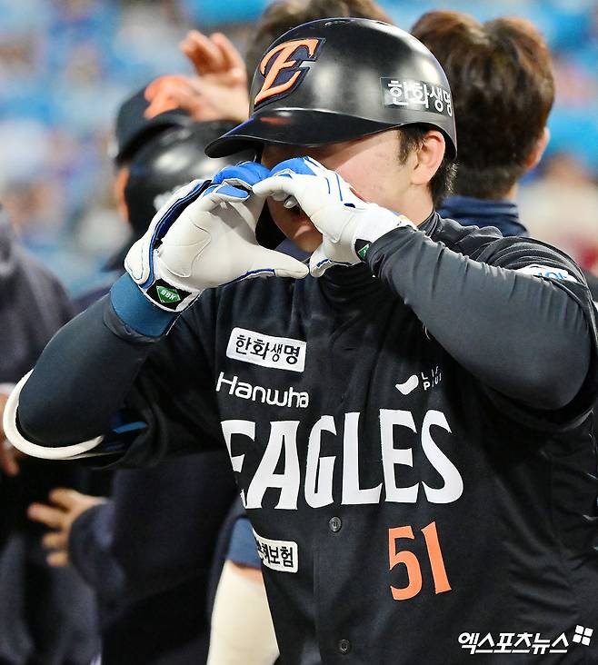 22일 오후 대구삼성라이온즈파크에서 열린 '2025 신한 SOL Bank KBO 포스트시즌' 한화 이글스와 삼성 라이온즈의 플레이오프 4차전 경기, 5회초 2사 2,3루 한화 문현빈이 스리런 홈런을 날린 후 기뻐하고 있다. 대구, 김한준 기자