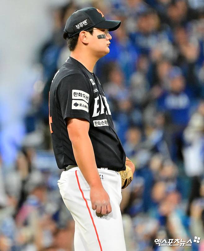 22일 오후 대구삼성라이온즈파크에서 열린 '2025 신한 SOL Bank KBO 포스트시즌' 한화 이글스와 삼성 라이온즈의 플레이오프 4차전 경기, 6회말 1사 1,3루 한화 김서현이 삼성 김영웅에게 스리런 홈런을 허용한 후 아쉬워하고 있다. 대구, 김한준 기자