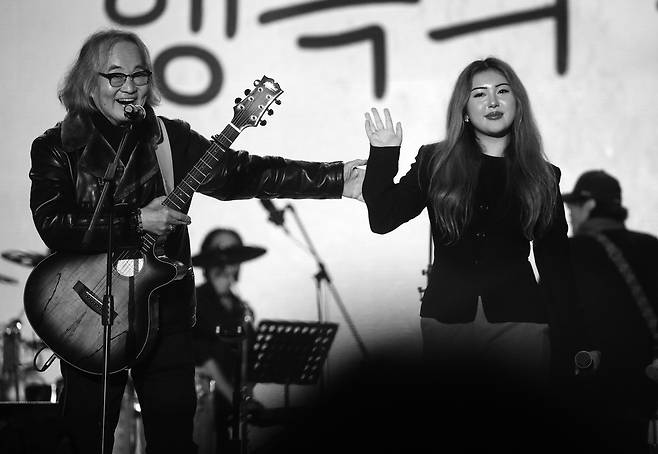 지난 18일 공연 무대에 함께 오른 한대수와 딸 양호(오른쪽)  [원춘호 사진작가 제공. 재판매 및 DB 금지]