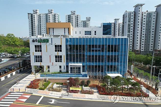 울주시네마 전경 (울산=연합뉴스) 울산 울주군시설관리공단은 추석 연휴 기간인 3일부터 9일까지 추석 당일(6일)을 제외하고 울주시네마를 정상 운영한다고 밝혔다. 울주시네마는 울산 기초자치단체가 운영하는 영화관이다.사진은 울주시네마 전경. 2025.10.3 young@yna.co.kr