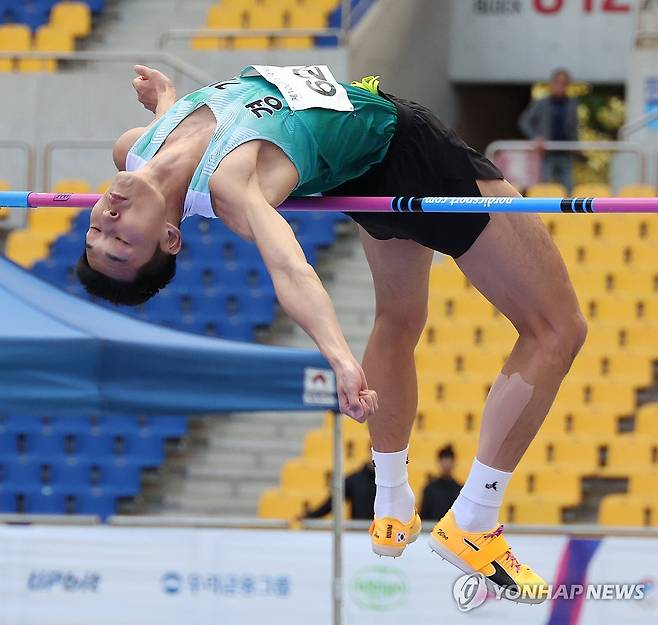 우상혁의 우아한 점프 (부산=연합뉴스) 강선배 기자 = 22일 부산 아시아드주경기장서 열린 제106회 전국체육대회 육상 남자 일반부 높이뛰기에서 우상혁(용인시청)이 두 번째 시도에서 2m 20을 가볍게 넘고 있다. 2025.10.22 sbkang@yna.co.kr