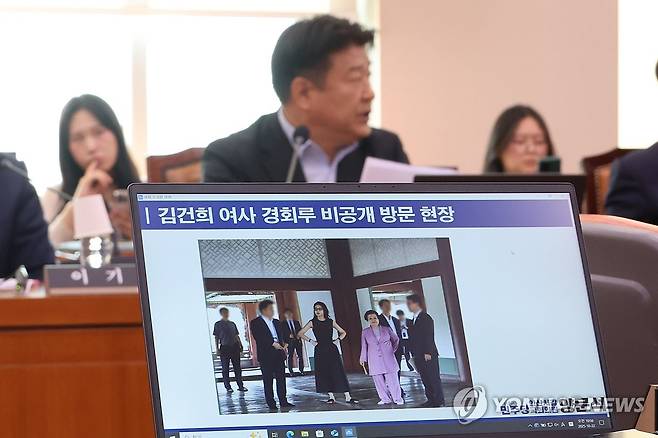 김건희 근정전 용상 착석 의혹 추궁하는 양문석 의원 (서울=연합뉴스) 김주성 기자 = 더불어민주당 양문석 의원이 22일 서울 여의도 국회에서 열린 문화체육관광위원회의 국립중앙박물관, 국립중앙도서관 등에 대한 국정감사에서 정용석 국립박물관문화재단 사장에게 김건희 여사의 경복궁 근정전 용상 착석 의혹에 관해 추궁하고 있다. 2025.10.22 utzza@yna.co.kr