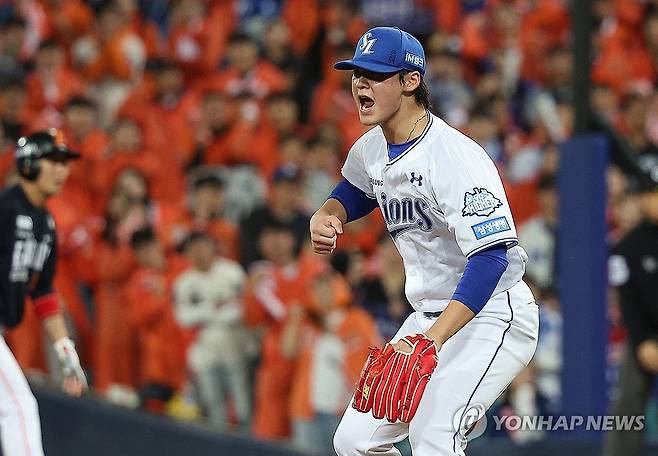 이호성, 무실점 포효 (대구=연합뉴스) 윤관식 기자 = 21일 대구 삼성라이온즈파크에서 열린 2025 프로야구 KBO리그 포스트시즌 플레이오프 3차전 한화 이글스와 삼성 라이온즈의 경기. 8회초 삼성 이호성이 무실점으로 이닝을 마친 후 포효하고 있다. 2025.10.21 psik@yna.co.kr