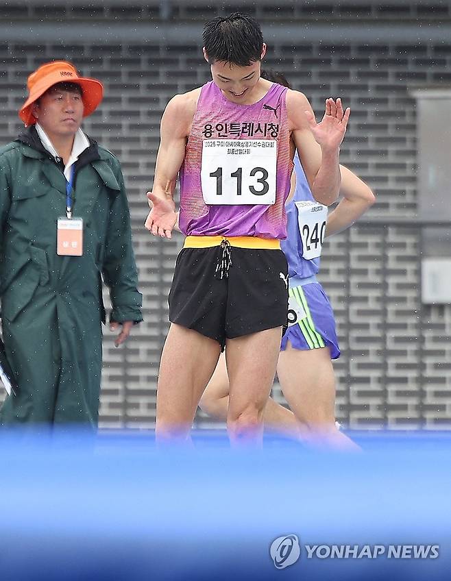 환호하는 우상혁 (구미=연합뉴스) 윤관식 기자 = 우상혁(28·용인시청)이 22일 경북 구미시민운동장에서 열린 2025 구미 아시아육상경기선수권대회 최종 선발전에서 2m30 1차시기 점프에 성공 후 환호하고 있다. 2025.4.22 psik@yna.co.kr