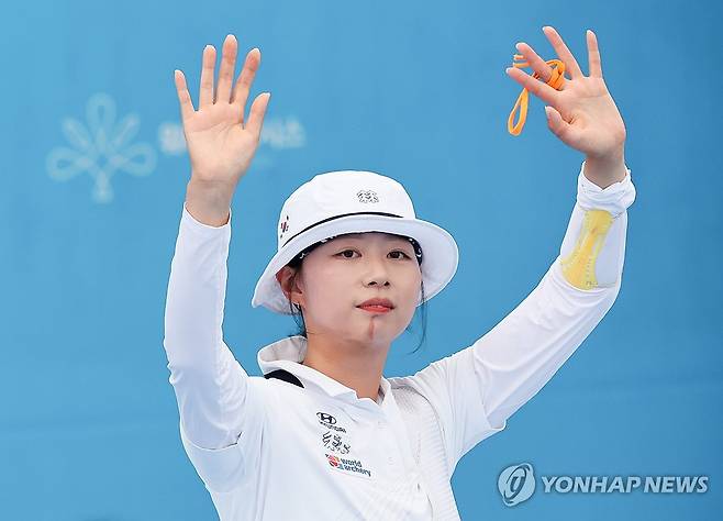 8강 안착한 임시현 (광주=연합뉴스) 김성민 기자 = 12일 광주 동구 국립아시아문화전당 5·18민주광장에서 열린 2025 세계양궁선수권대회 리커브 여자 개인전 16강에서 승리한 임시현이 기뻐하고 있다. 2025.9.12 ksm7976@yna.co.kr