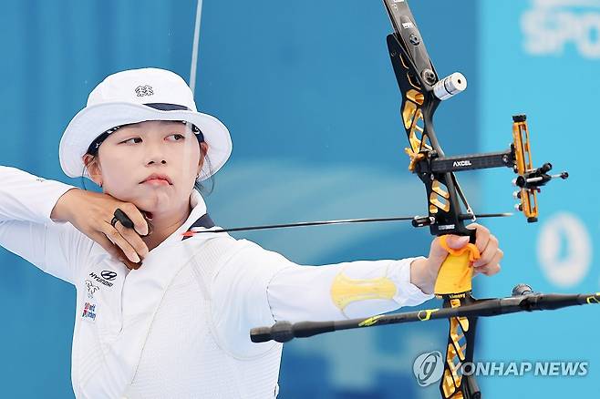임시현, 가자 8강으로 (광주=연합뉴스) 김성민 기자 = 12일 광주 동구 국립아시아문화전당 5·18민주광장에서 열린 2025 세계양궁선수권대회 리커브 여자 개인전 16강에서 임시현이 화살을 쏘고 있다. 2025.9.12 ksm7976@yna.co.kr