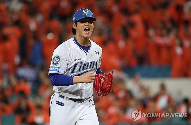 이호성 '막았다' (대구=연합뉴스) 윤관식 기자 = 22일 대구 삼성라이온즈파크에서 열린 2025 프로야구 KBO리그 포스트시즌 플레이오프 4차전 한화 이글스와 삼성 라이온즈의 경기. 8회초 삼성 이호성이 무실점으로 이닝을 마치고 환호하고 있다. 2025.10.22 psik@yna.co.kr