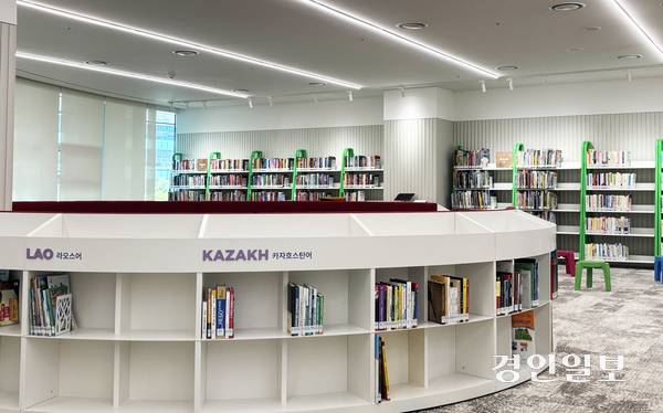 경기도서관 2층에는 22개 언어로 제작된 책들이 언어별로 비치돼 있어 다문화가정 아이들이 이용할 수 있다. 2025.10.22 /이영지기자 bbangzi@kyeongin.com