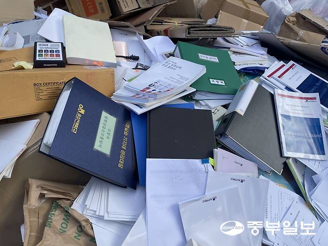 23일 오산대학교 청학관 뒤 쓰레기장에는 실험실습관리대장, 집기비품 관리카드 등이 버려져있다. 김이래기자