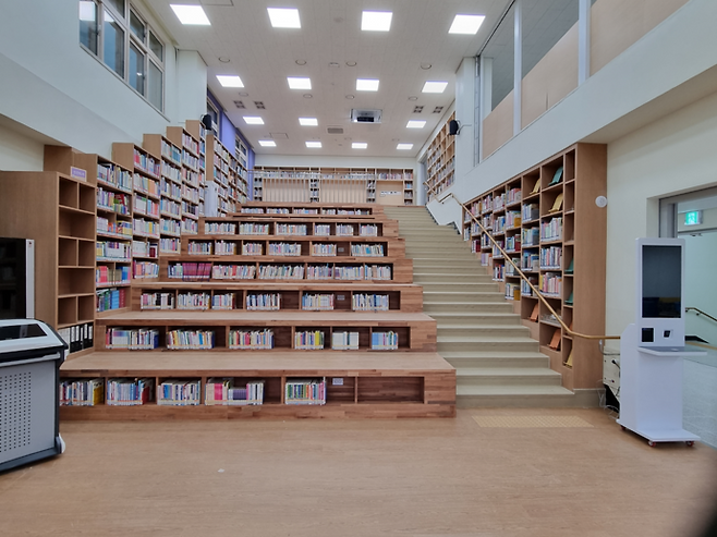 지난해 경기형 공간재구조화 사업 우수사례로 선정된 노진초등학교의 도서관(아고라 광장). 사진=경기도교육청