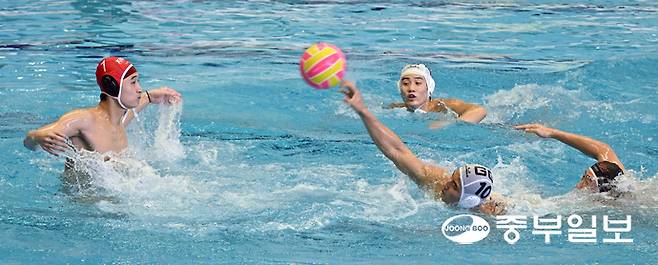 23일 오후 부산시 동래구 부산사직종합운동장실내수영장에서 열린 제106회 전국체육대회 수구 남자일반부 결승 경기에서 경기도청 이재훈(10번) 선수가 강력한 슛을 날리고 있다. 부산=김경민기자