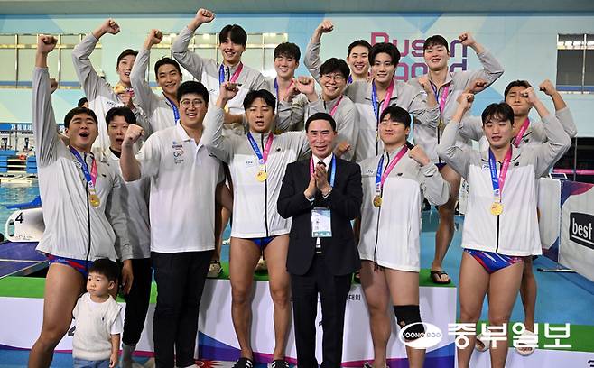 23일 오후 부산시 동래구 부산사직종합운동장실내수영장에서 열린 제106회 전국체육대회 수구 남자일반부 결승 경기에서 경기도청 선수들이 한국체육대학교를 상대로 스코어 17-13으로 역전승을 거두며 금메달을 차지하고 이원성 경기도체육회 회장과 기념촬영을 하고 있다. 부산=김경민기자