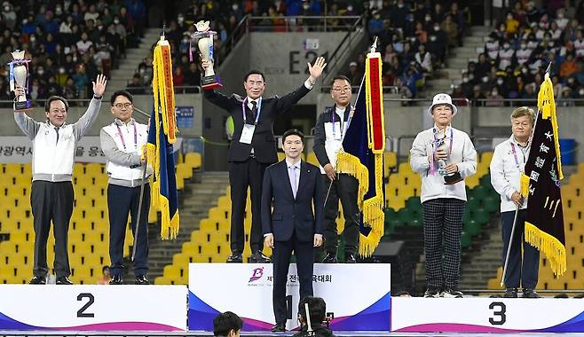 23일 부산 아시아드주경기장에서 열린 '제106회전국체육대회' 폐막식에서 종합우승 4연패를 달성한 경기도 선수단의 이원성 도체육회장과 김택수 사무처장이 시상대에 올라 세리머니를 하고 있다. 김태완기자 lift@kihoilbo.co.kr