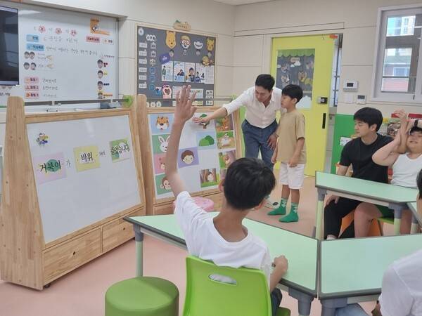 학생들이 교사와 함께 교육활동을 하고 있다.