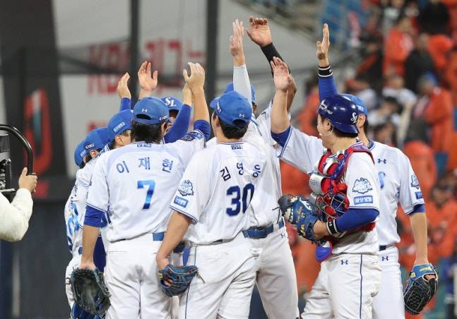 (플레이오프 4차전 승리 직후 환호하는 삼성라이온즈 선수들)