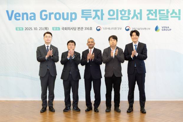 김성환(왼쪽에서 두번째) 기후에너지환경부 장관과 류제명(맨 왼쪽) 과기정통부2차관이 23일 서울 여의도 국회에서 블랙록 자회사 뷔나 그룹으로부터 한국의 재생에너지 및 AI인프라에 대한 투자 의향서를 전달받고 니틴 압테 뷔나 그룹 회장 및 관계자들과 기념 촬영하고 있다. <기후에너지환경부 제공>