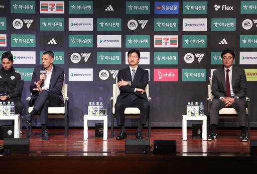 22일 상암동 누리꿈스퀘어에서 K리그1 2025 파이널라운드 미디어데이가 열리고 있다. 왼쪽부터 전북 현대 모터스 거스 포옛 감독, 김천 상무FC 정정용 감독, 대전 하나 시티즌 황선홍 감독. 연합뉴스 제공