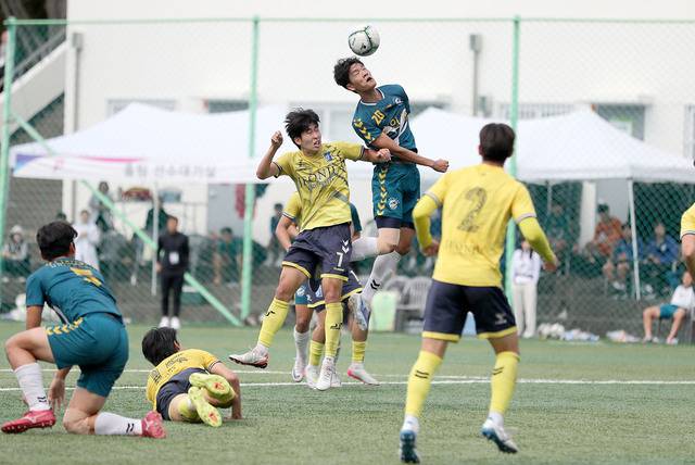 제106회 전국체전 축구 남자 대학부에서 우승을 차지한 전주대 축구부 선수들이 경기를 펼치고 있다. 전북자치도체육회 제공