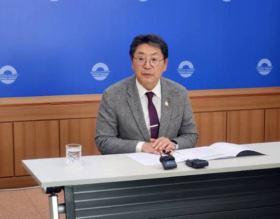 홍태용 김해시장이 23일 시청 프레스센터에서 '황새 폐사'와 관련된 사과 브리핑을 하고 있다.