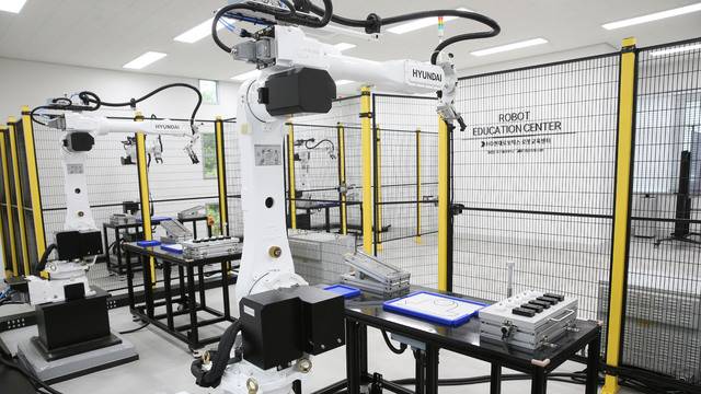 22일 개소한 로봇교육센터 내부 모습. 대구가톨릭대 전경