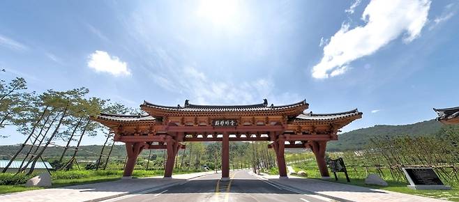 경주시 석장동에 있는 화랑마을 정문 전경. 전통 한옥 양식의 누문 형태로 지어진 이 문은 화랑정신을 현대적으로 계승한 상징물로 APEC CEO 서밋 환영만찬이 열리는 화백관 앞 어울마당으로 이어지는 입구다. 화랑마을은 세계 각국의 경제인과 정상들이 한국의 미와 경주다움을 체험하게 될 장소로 주목받고 있다. 경주시 제공